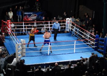 Un ring de boxeo iluminado durante una velada, escenario del regreso de Andy Ruiz Jr.