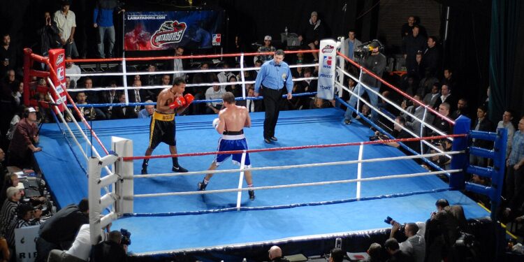 Un ring de boxeo iluminado durante una velada, escenario del regreso de Andy Ruiz Jr.