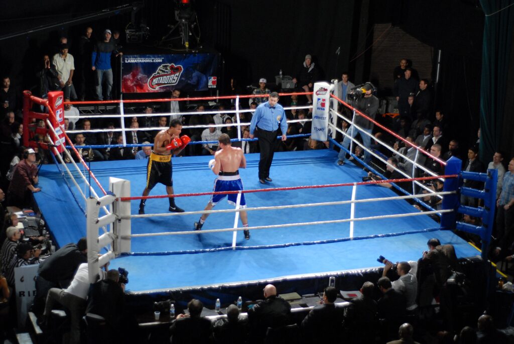 Un ring de boxeo iluminado durante un combate