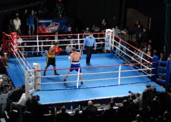 Un ring de boxeo iluminado durante un combate