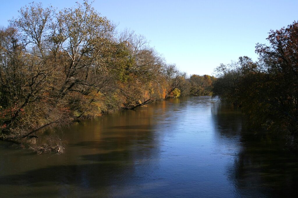 Vista del río French Broad, en cuyas riberas se ubican parques del condado de Buncombe afectados por Helene