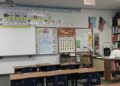 Salon de clases de una escuela primaria con pupitres