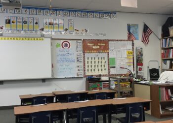 Salon de clases de una escuela primaria con pupitres