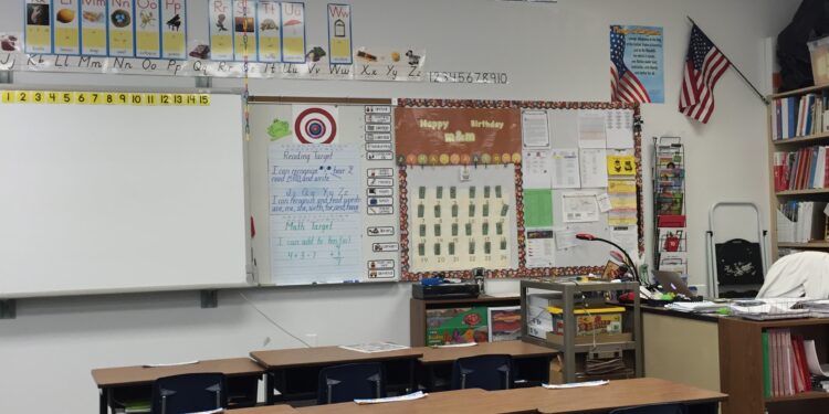 Salon de clases de una escuela primaria con pupitres