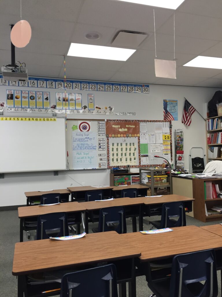 Salon de clases de una escuela primaria con pupitres