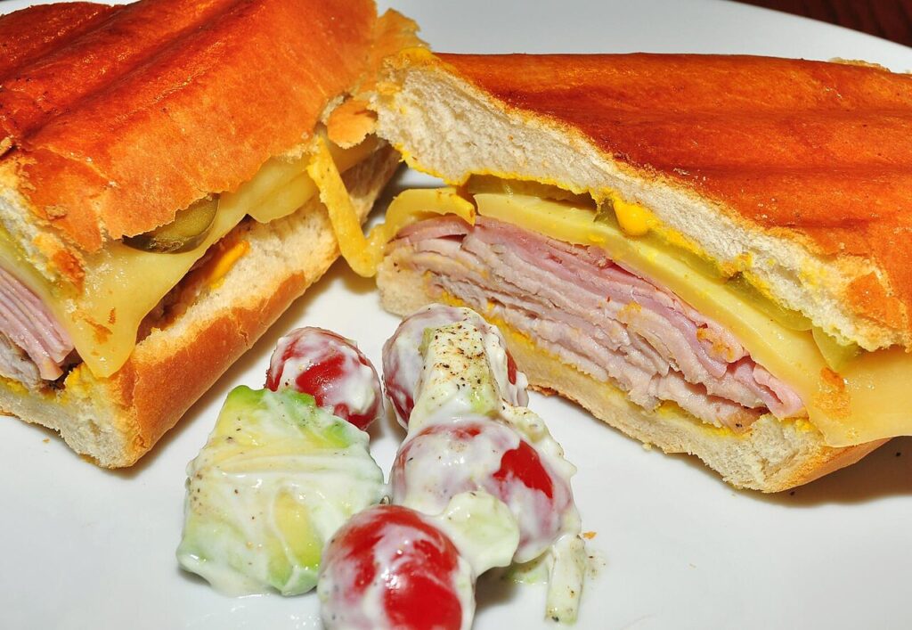 Un sándwich cubano, plato típico de la cocina cubana
