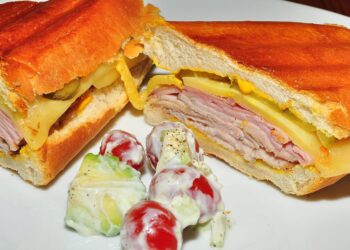 Un sándwich cubano, plato típico de la cocina cubana