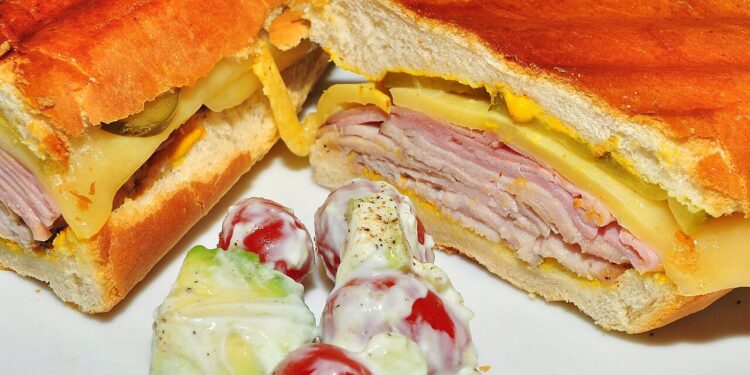 Un sándwich cubano, plato típico de la cocina cubana