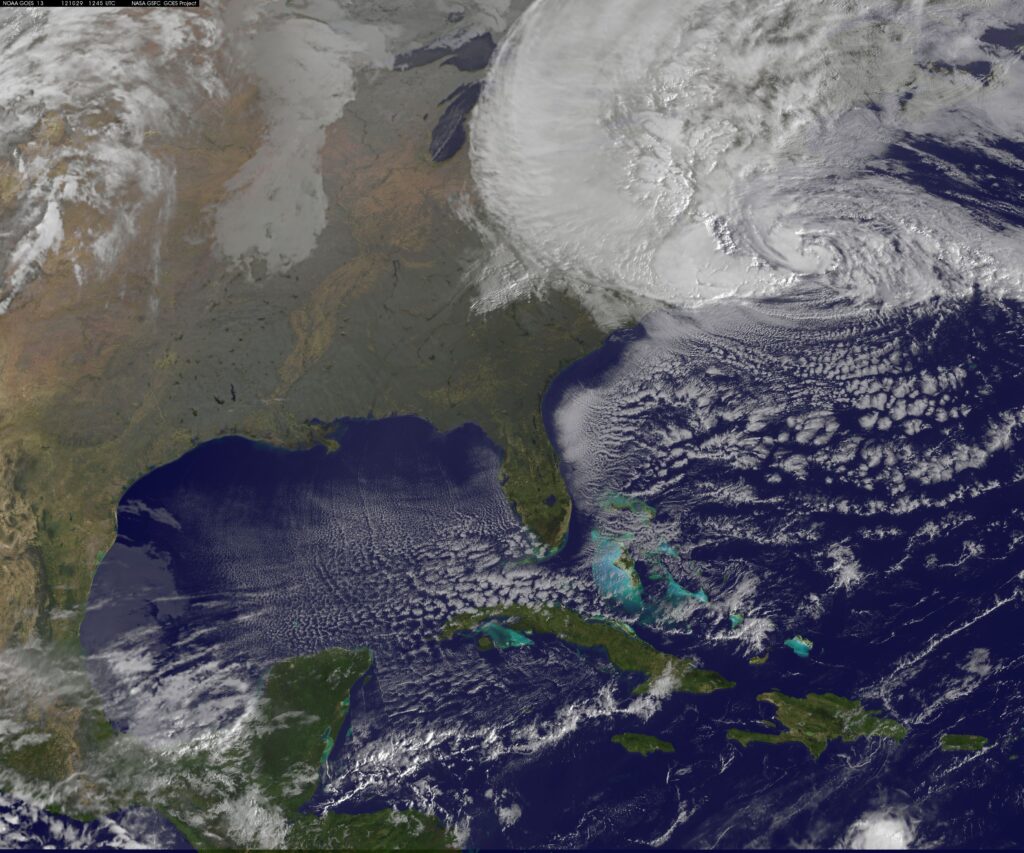 Imagen satelital de archivo de un sistema tropical girando sobre el océano Atlántico