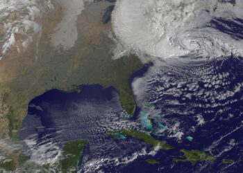 Imagen satelital de archivo de un sistema tropical girando sobre el océano Atlántico
