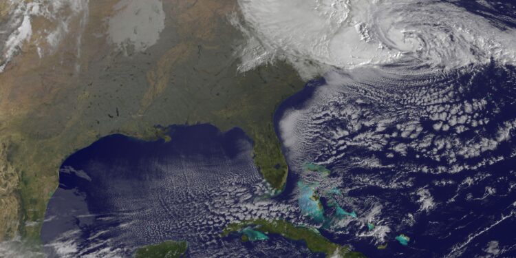 Imagen satelital de archivo de un sistema tropical girando sobre el océano Atlántico
