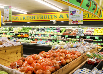 Sección de frutas y verduras en un supermercado de Estados Unidos