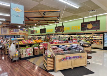 Sección de frutas y verduras frescas en un supermercado de Estados Unidos