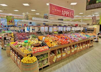Sección de frutas y verduras frescas dentro de un supermercado