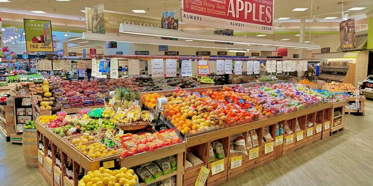 Sección de frutas y verduras frescas dentro de un supermercado