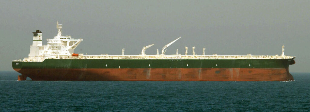Un superpetrolero navegando en aguas abiertas, similar a los buques atacados en el estrecho de Ormuz