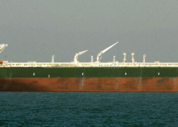 Un superpetrolero navegando en aguas abiertas, similar a los buques atacados en el estrecho de Ormuz