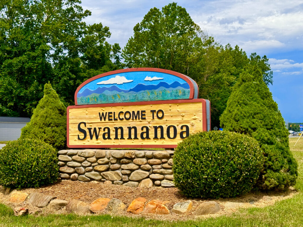 Letrero de bienvenida a Swannanoa en la carretera 70 del condado de Buncombe, Carolina del Norte