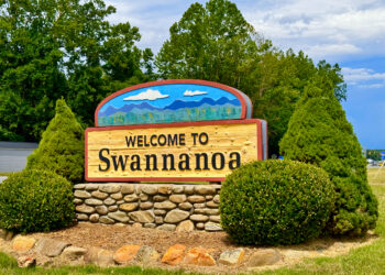 Letrero de bienvenida a Swannanoa en la carretera 70 del condado de Buncombe, Carolina del Norte