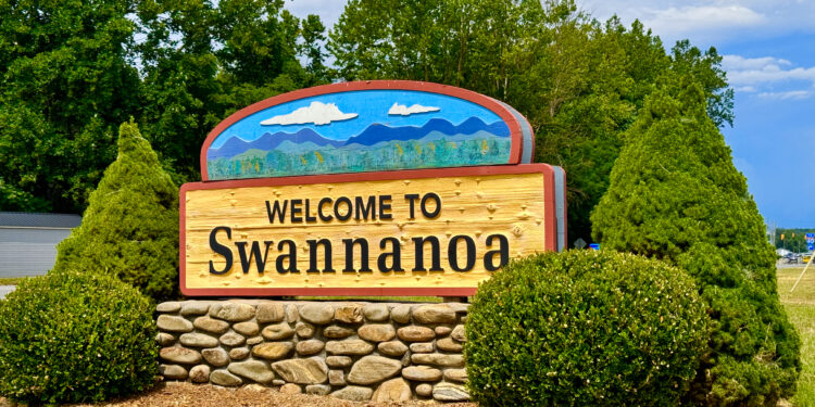 Letrero de bienvenida a Swannanoa en la carretera 70 del condado de Buncombe, Carolina del Norte
