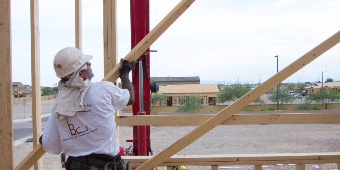 Trabajador de la construcción en una obra residencial en Estados Unidos