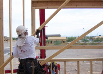 Trabajador de la construcción en una obra residencial en Estados Unidos