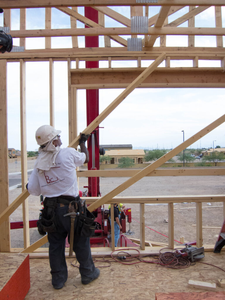 Trabajador de la construcción en una obra residencial en Estados Unidos