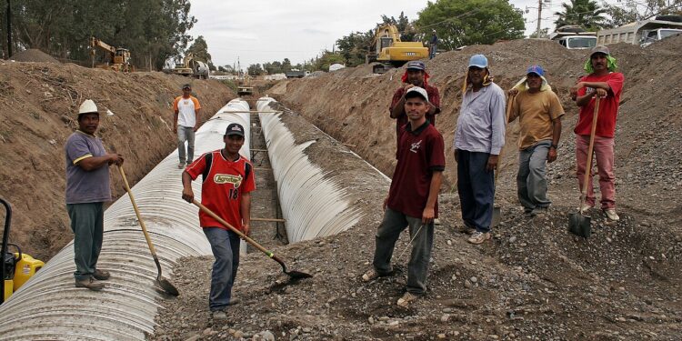 Trabajadores mexicanos de la construcción en una obra