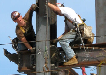 Trabajadores en una obra de construccion con cascos de seguridad