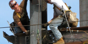 Trabajadores en una obra de construccion con cascos de seguridad