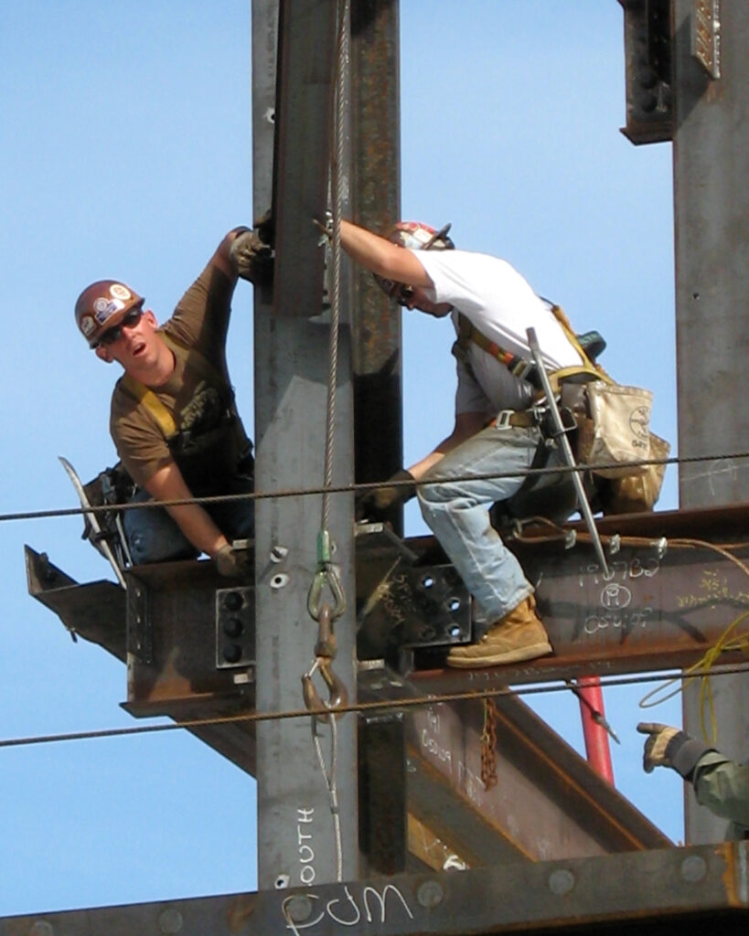 Trabajadores en una obra de construccion con cascos de seguridad