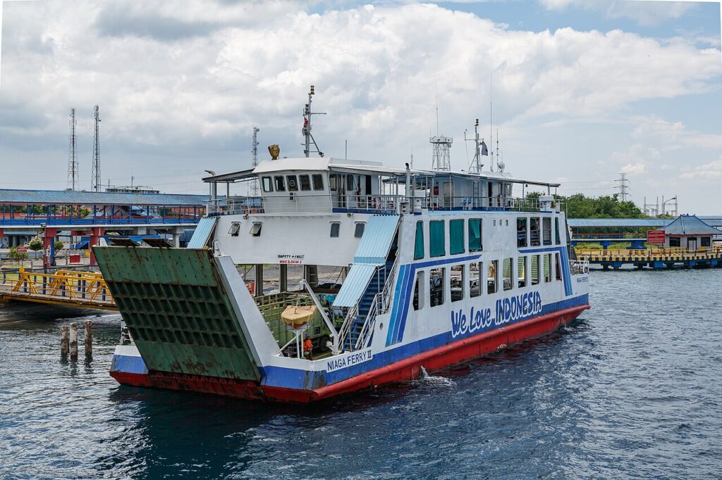 Transbordador de pasajeros indonesio navegando en el mar