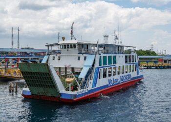 Transbordador de pasajeros indonesio navegando en el mar
