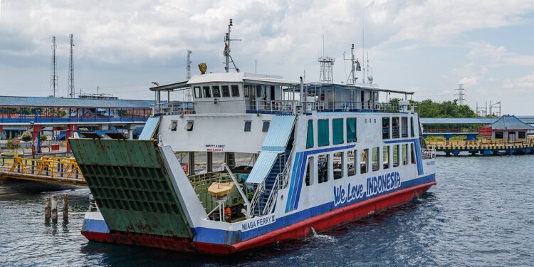 Transbordador de pasajeros indonesio navegando en el mar