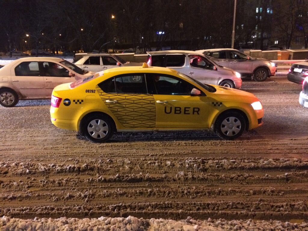 Un automóvil con el distintivo de Uber en la calle