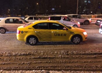 Un automóvil con el distintivo de Uber en la calle
