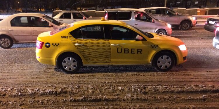 Un automóvil con el distintivo de Uber en la calle