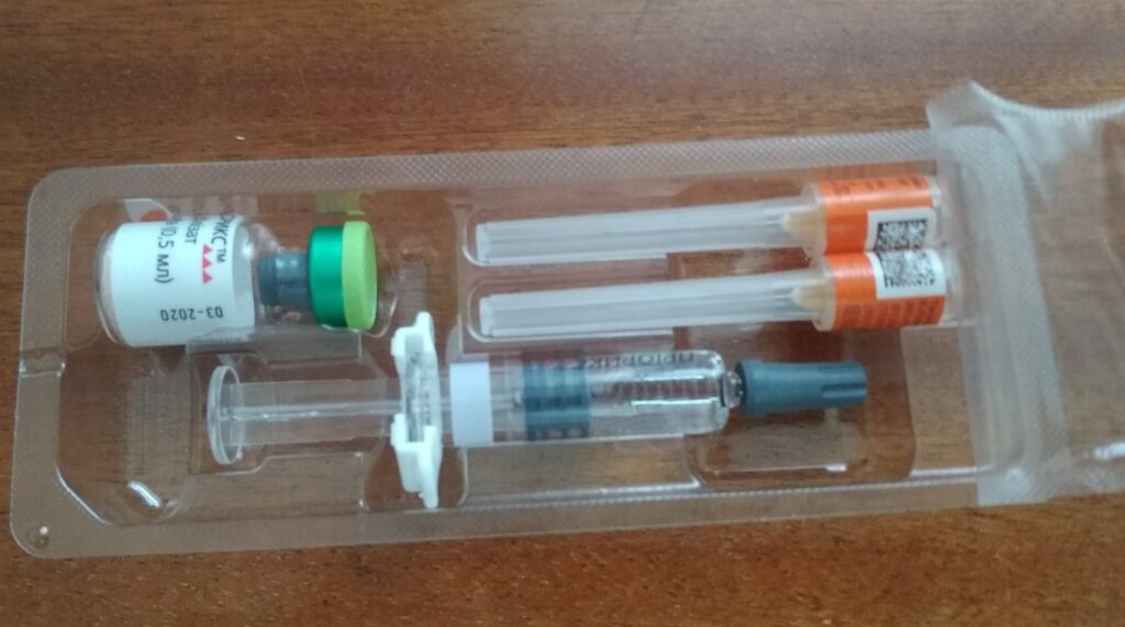 Envase de una vacuna triple viral que protege contra el sarampión