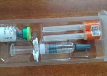 Envase de una vacuna triple viral que protege contra el sarampión
