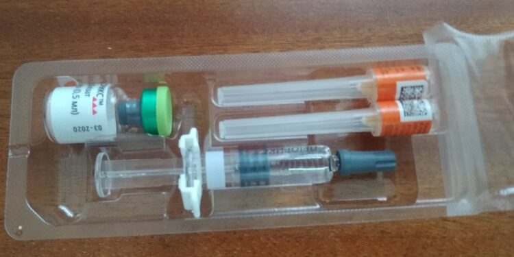 Envase de una vacuna triple viral que protege contra el sarampión