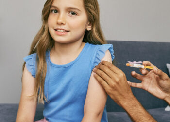 Una niña a punto de recibir una vacuna en el brazo