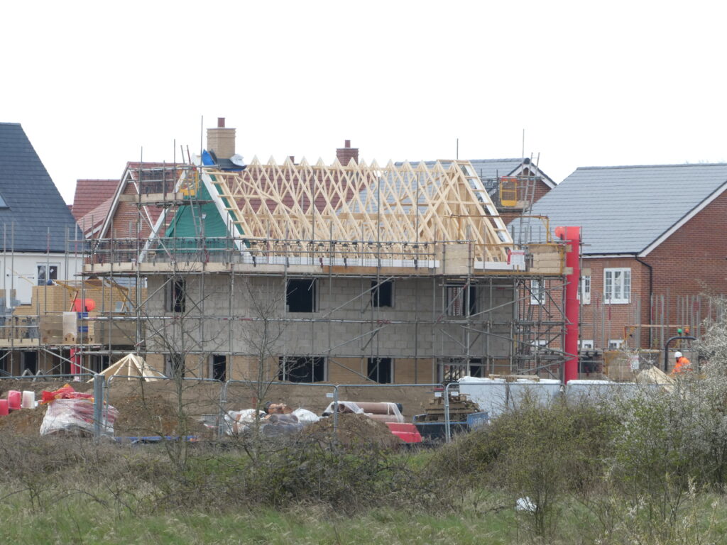 Casa nueva en construcción con estructura de madera
