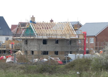 Casa nueva en construcción con estructura de madera