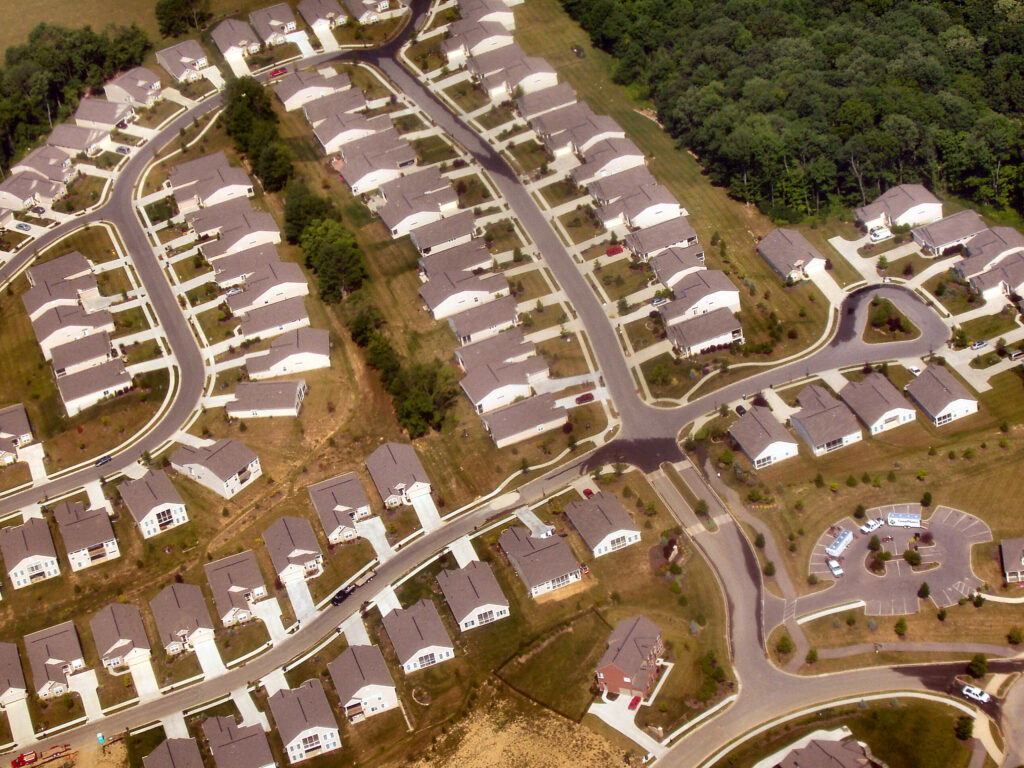 Vista aerea de casas en un vecindario suburbano de Estados Unidos