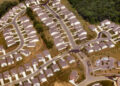 Vista aerea de casas en un vecindario suburbano de Estados Unidos