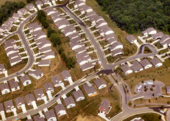 Vista aerea de casas en un vecindario suburbano de Estados Unidos