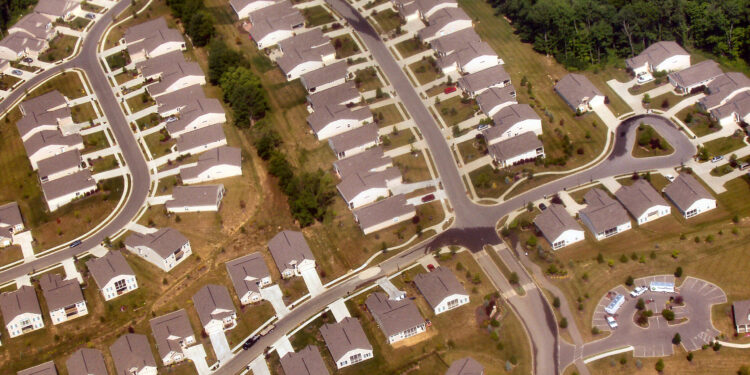 Vista aerea de casas en un vecindario suburbano de Estados Unidos