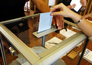 Votantes emitiendo su voto en un centro electoral en Estados Unidos