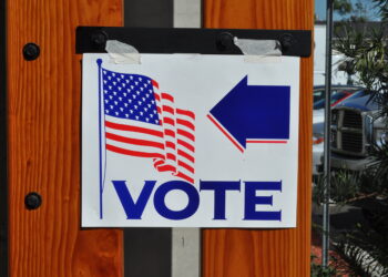 Personas votando en un centro electoral en Estados Unidos