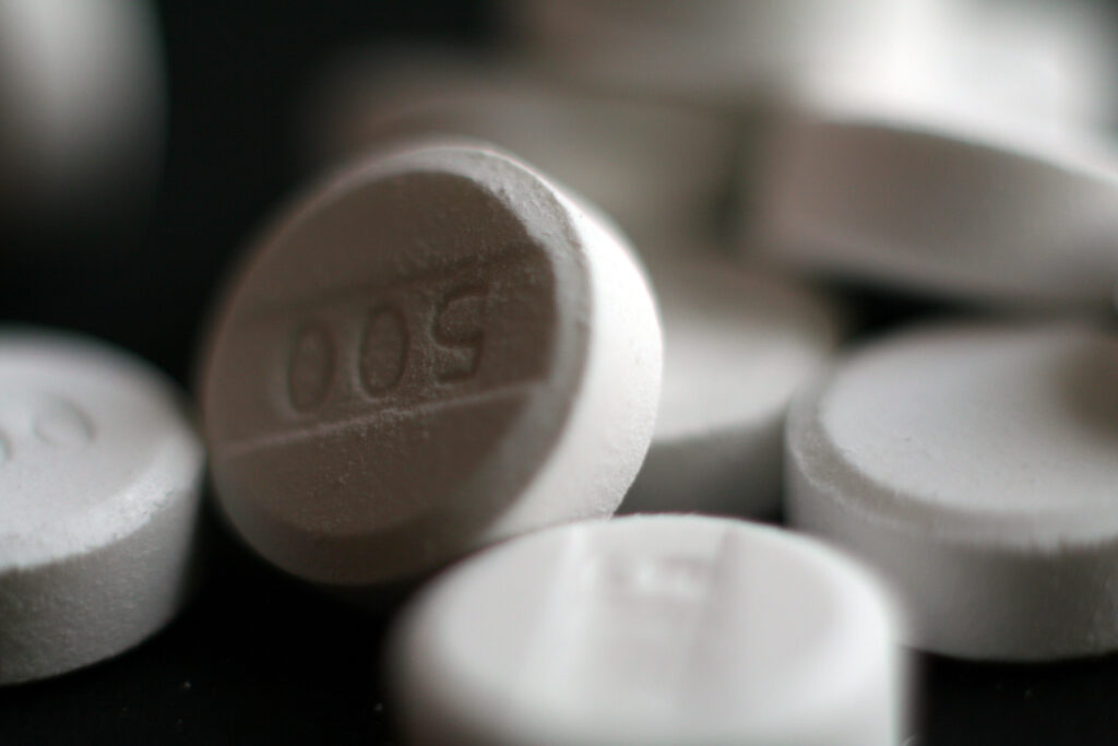 Pastillas blancas de acetaminofen o paracetamol de 500 miligramos